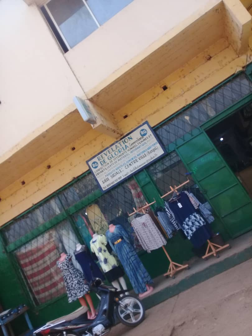 Vente des habits et chaussures