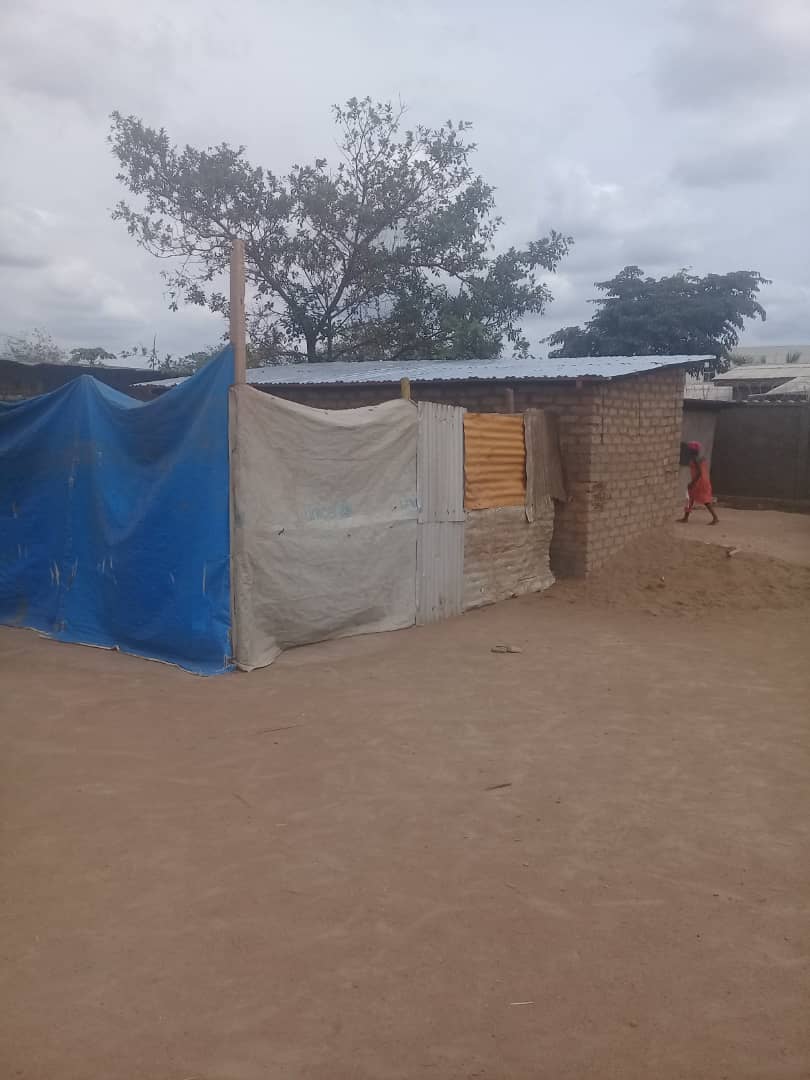 Terrain avec une petite maison à vendre