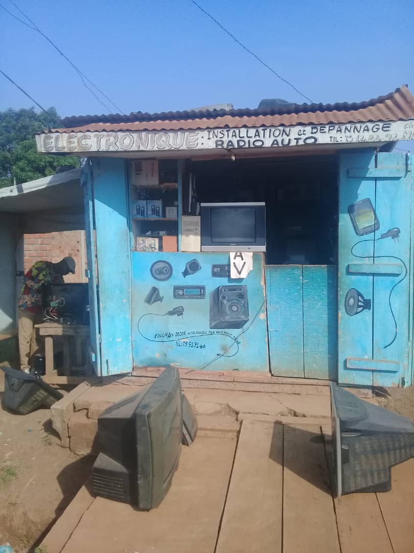 Réparateur des appareils téléphoniques et autres
