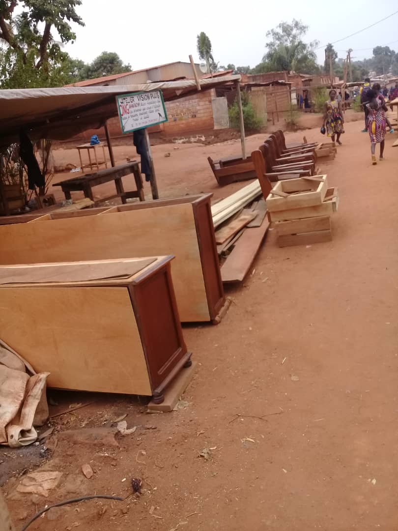 Menuisier, Vente des fauteuils et lits