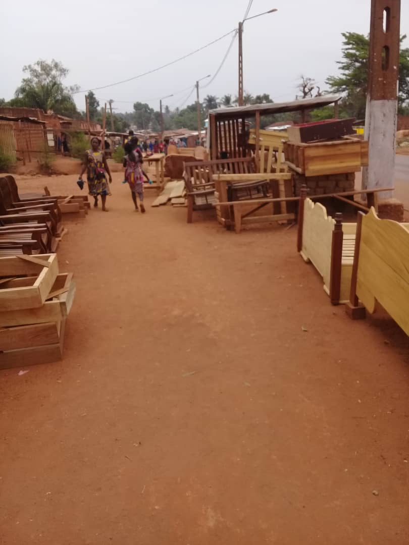 Menuisier, Vente des fauteuils et lits