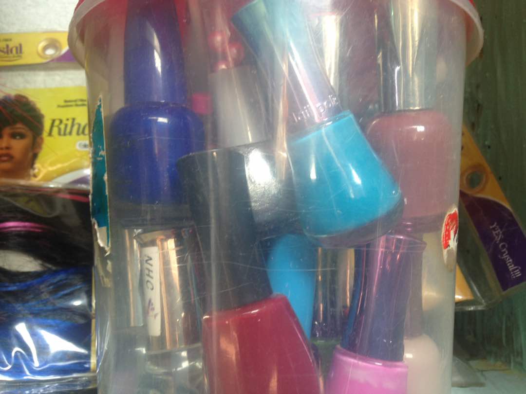VERNIS ET DURCISSEUR POUR ONGLES VERNIS ET DURCISSEUR POUR ONGLES