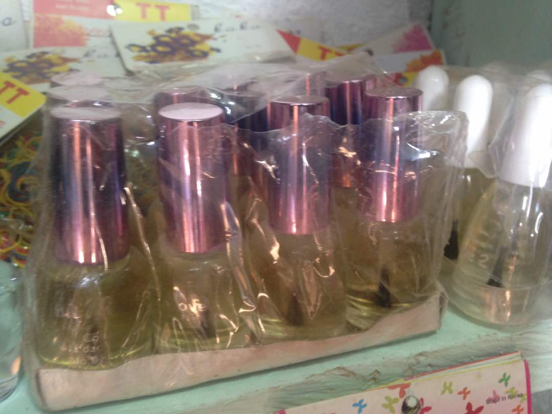 VERNIS ET DURCISSEUR POUR ONGLES VERNIS ET DURCISSEUR POUR ONGLES