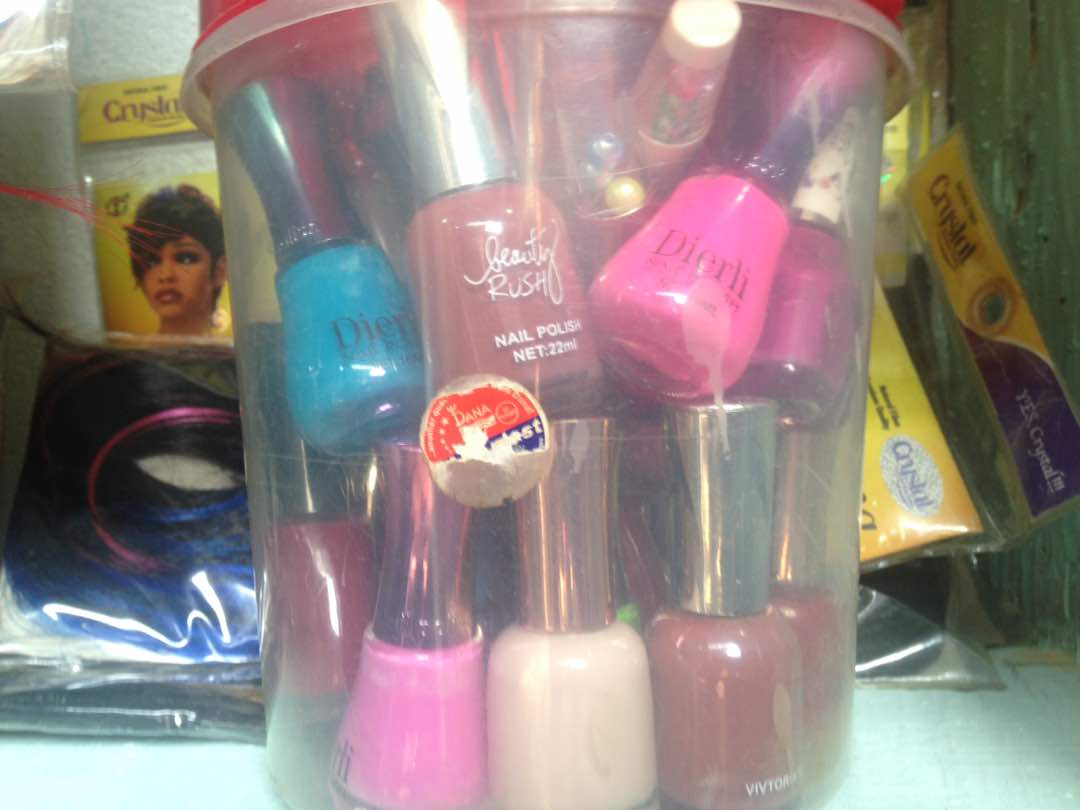 VERNIS ET DURCISSEUR POUR ONGLES VERNIS ET DURCISSEUR POUR ONGLES
