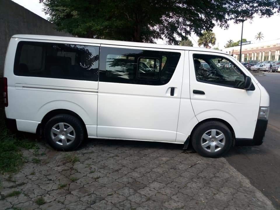 LOCATION DES MINIBUS TOYOTA HIACE DE 15 PLACES LOCATION DES MINIBUS TOYOTA HIACE DE 15 PLACES