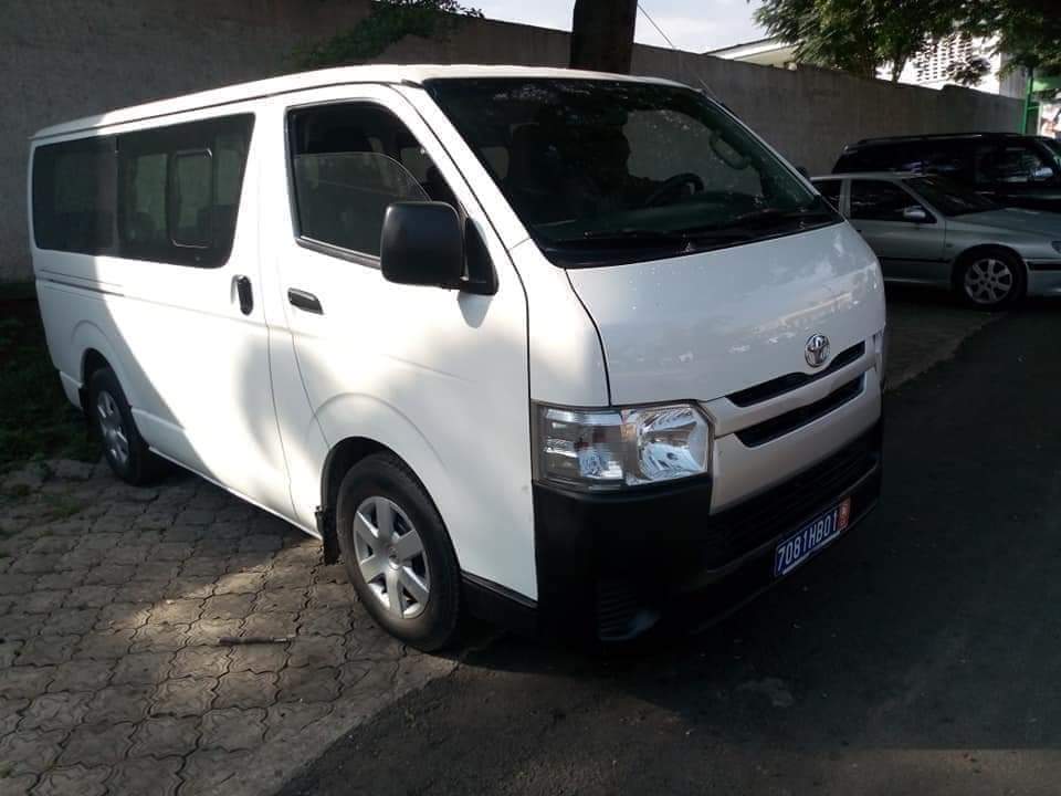 LOCATION DES MINIBUS TOYOTA HIACE DE 15 PLACES LOCATION DES MINIBUS TOYOTA HIACE DE 15 PLACES