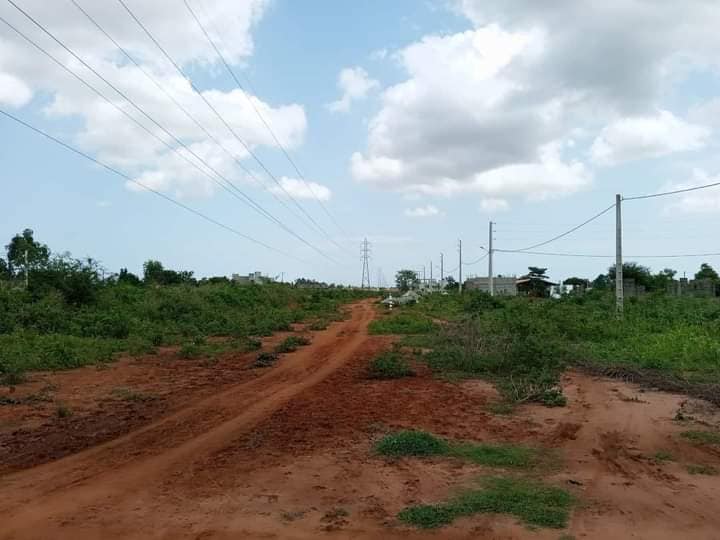 DIX (10) PARCELLES ZA ZOPAH - ZONE DE LA PRISON CIVILE- AU BORD DU NOUVEAU GOUDRON ( EN COURS DE CON