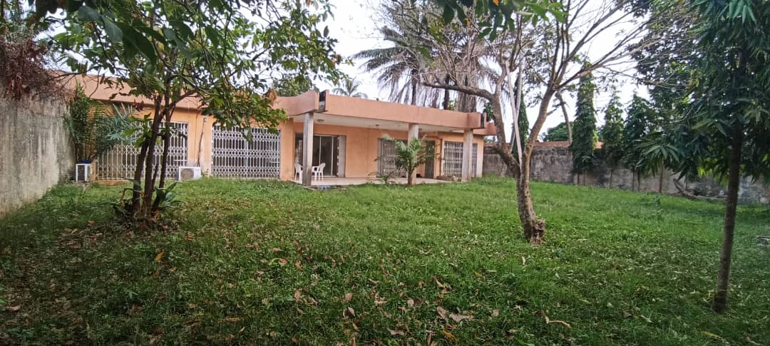 Villa basse 5 pièces, bâti sur 1000m2, jardin, garage en vente Riviera 3 hibiscus