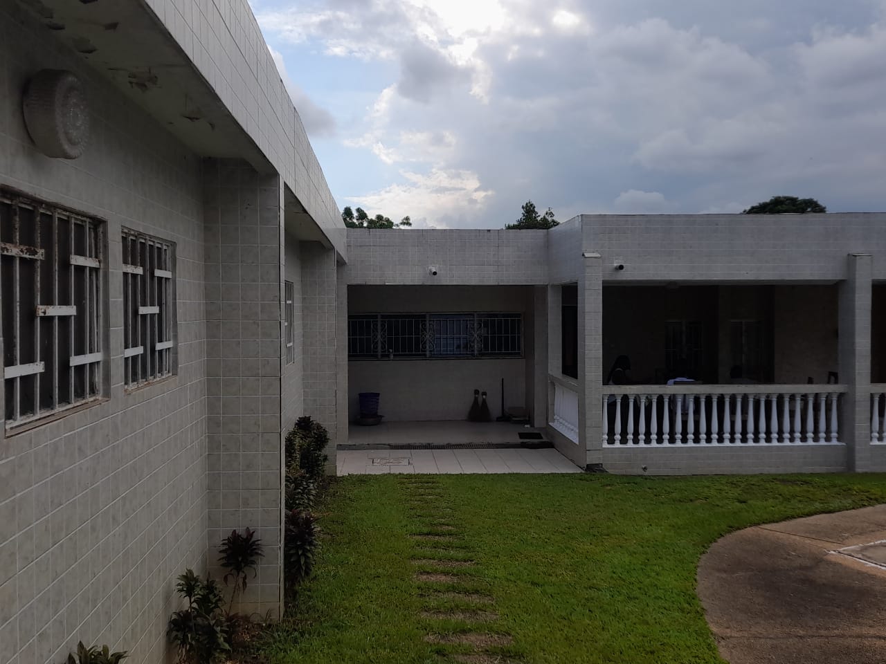 En vente cocody Riviéra 3 EECI, belle villa basse 8 pièces, piscine, jardin, garage