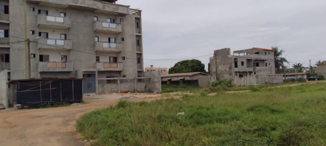 terrain plat de 500 m2 avec un AcD en vente au cœur de Bassam , non loin de la grande voie
