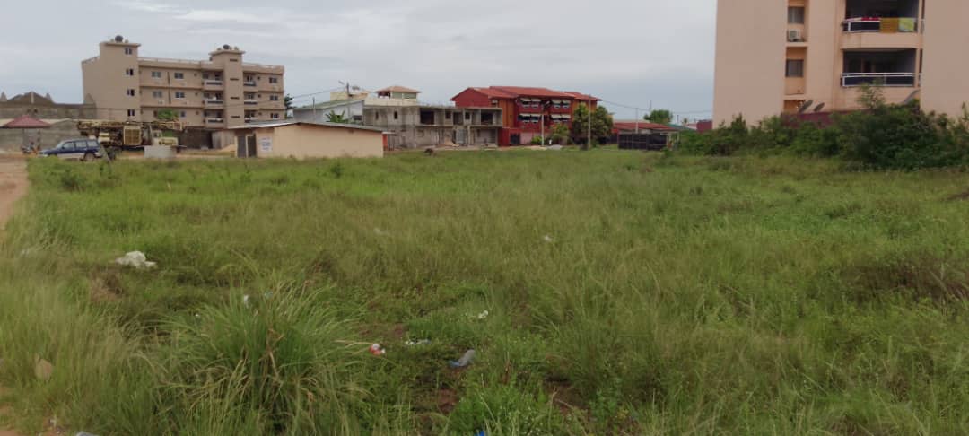 terrain plat de 500 m2 avec un AcD en vente au cœur de Bassam , non loin de la grande voie