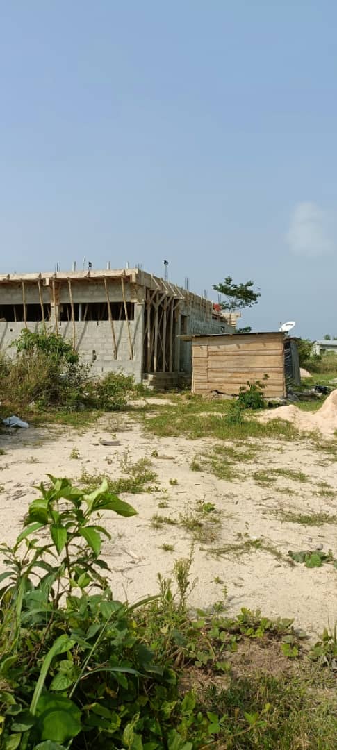 un terrain plat de 571 m2 avec un acd en vente riviera fhe kessé
