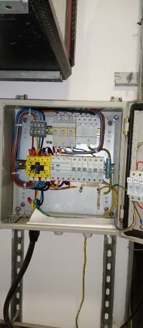 ÉLECTRICIEN DISPONIBLE