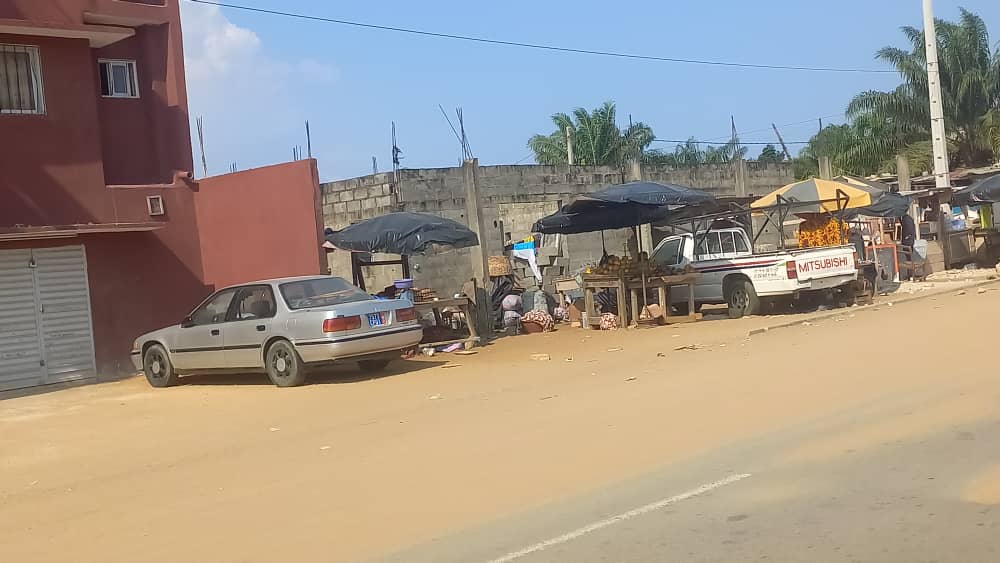 Riviera4 mbadon Terrain de 646m2 ( maison inachevée),ACD en bordure