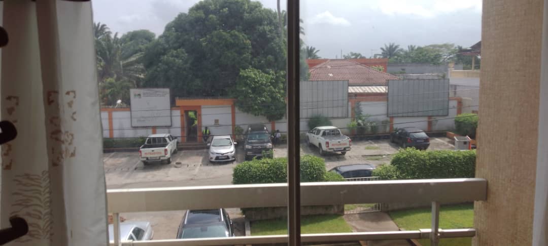 Danga rue Lepic joli Studio à louer, balcon en bordure