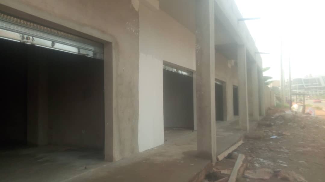 De grands magasins en bordure de voie principale à louer cocody angre 9ème tranche route Attoban De grands magasins en bordure de voie principale à louer cocody angre 9ème tranche route Attoban