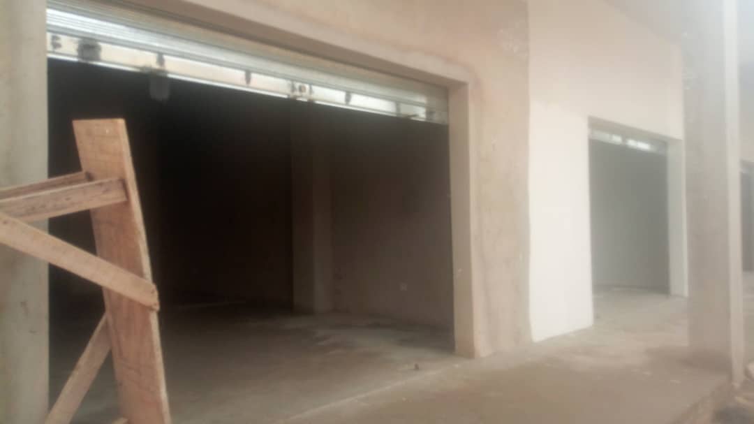 De grands magasins en bordure de voie principale à louer cocody angre 9ème tranche route Attoban