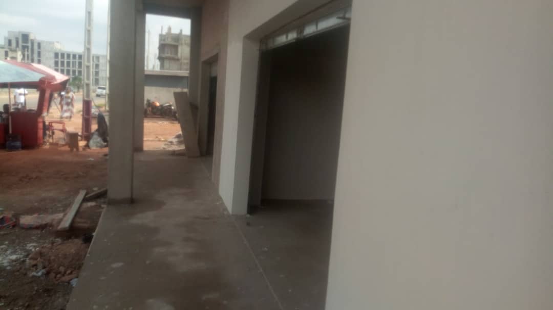 De grands magasins en bordure de voie principale à louer cocody angre 9ème tranche route Attoban