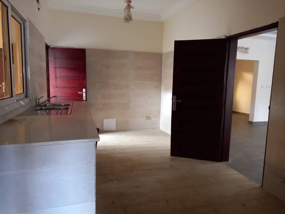 Duplex neuf haut standing 5 pièces + dép, jardin à l'angle de grande voie Angré 7ème tranche