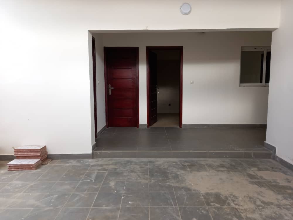 Duplex neuf haut standing 5 pièces + dép, jardin à l'angle de grande voie Angré 7ème tranche