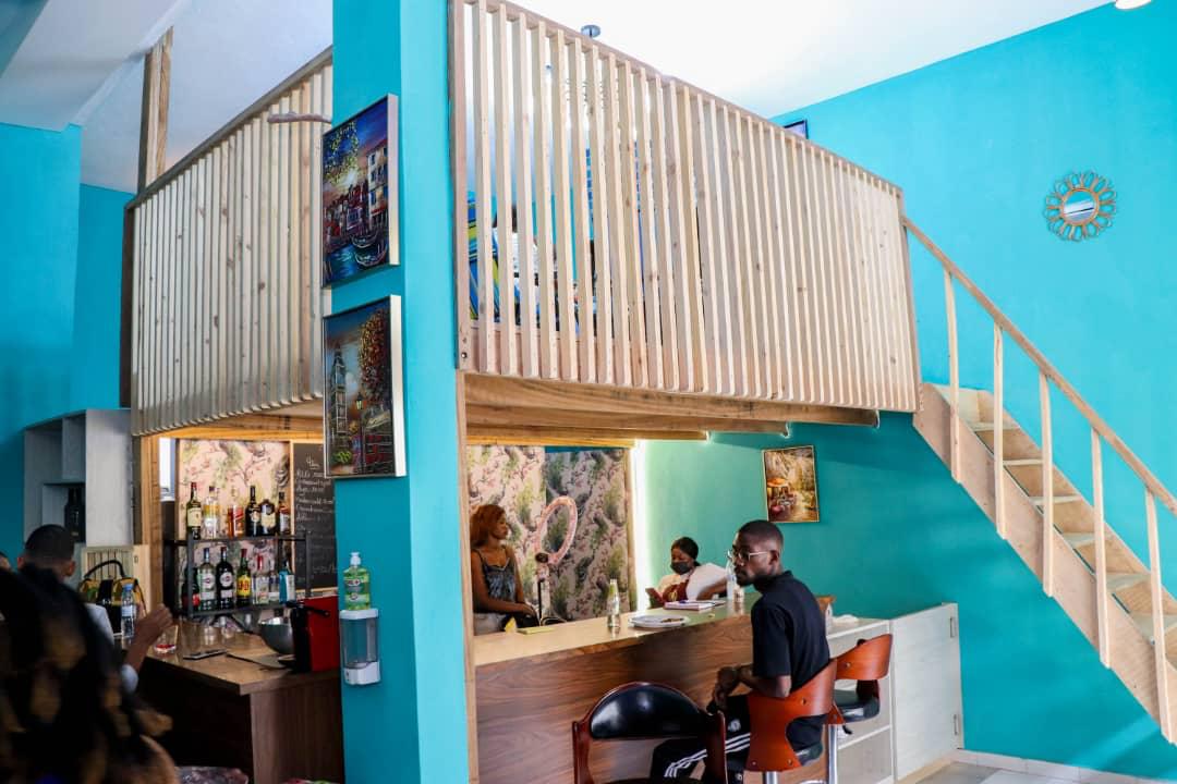 Grand magasin en mezzanine en bordure de voie à céder Riviéra faya Jules verne