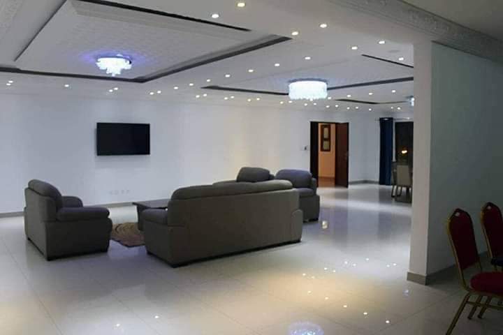 Triplex 20 pièces meublé, piscine, jardin garage en vente Riviera mbadon résidentielle