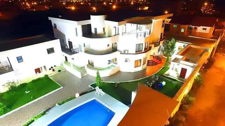 Triplex 20 pièces meublé, piscine, jardin garage en vente Riviera mbadon résidentielle