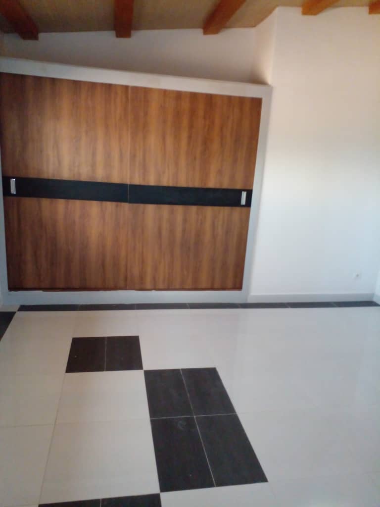 Joli appartement de type 4 pièces au 1er étage à louer rivera golf