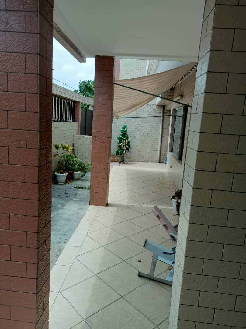 Duplex 6 pièces, cour arrière et avant, garage dans cité bitumée angré 8ème tranche