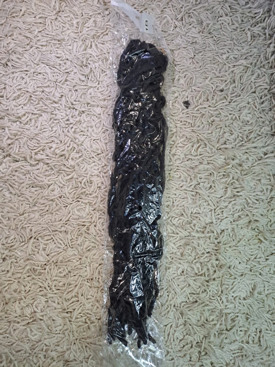 Mèches ondulées, dreads.