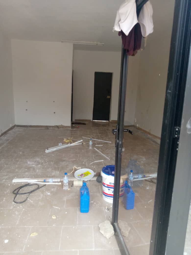 Magasin à louer un peu dans le quartier Angré nouveau chu