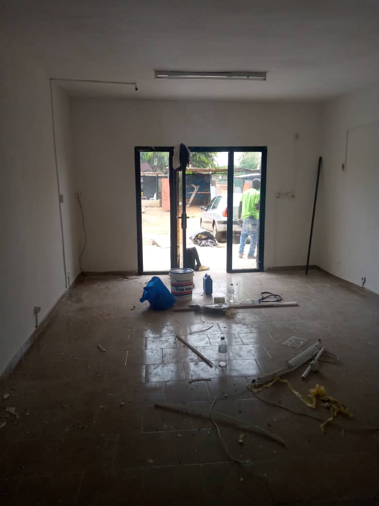 Magasin à louer un peu dans le quartier Angré nouveau chu Magasin à louer un peu dans le quartier Angré nouveau chu