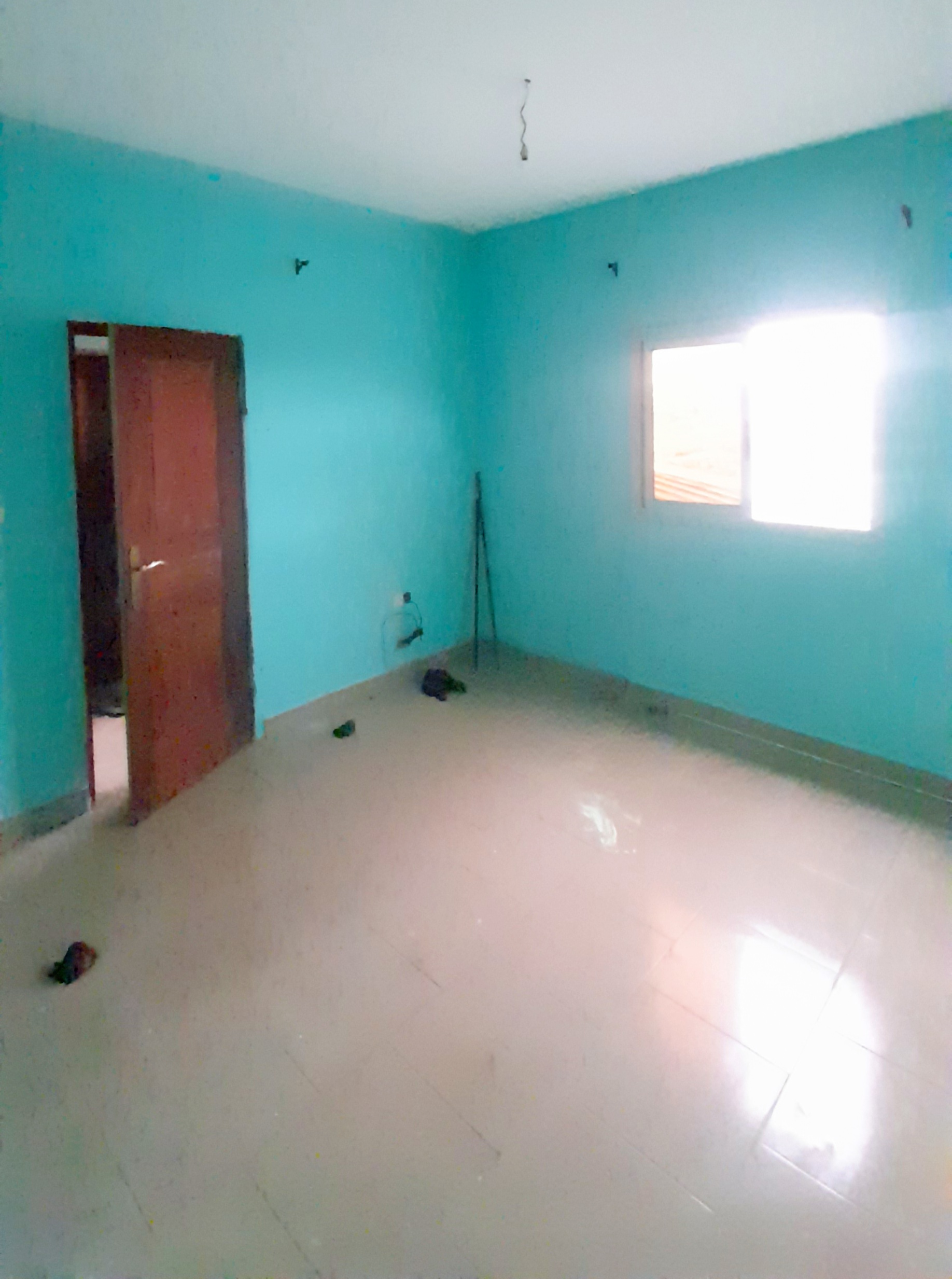 chambre moderne spacieuse à l'immeuble bien accessible non loin du goudron 100m du goudron à louer..