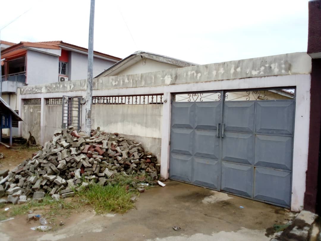 faya cité laurier 9 en bordure de grande voie : villa basse 5 pièces, garage en vente