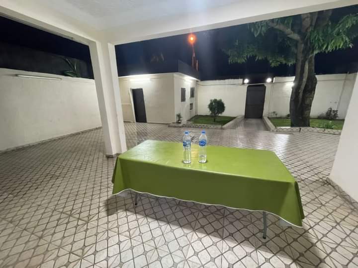 Cocody 2 plateaux perles : En vente une belle villa basse de type 6 pièces, jardin, garage