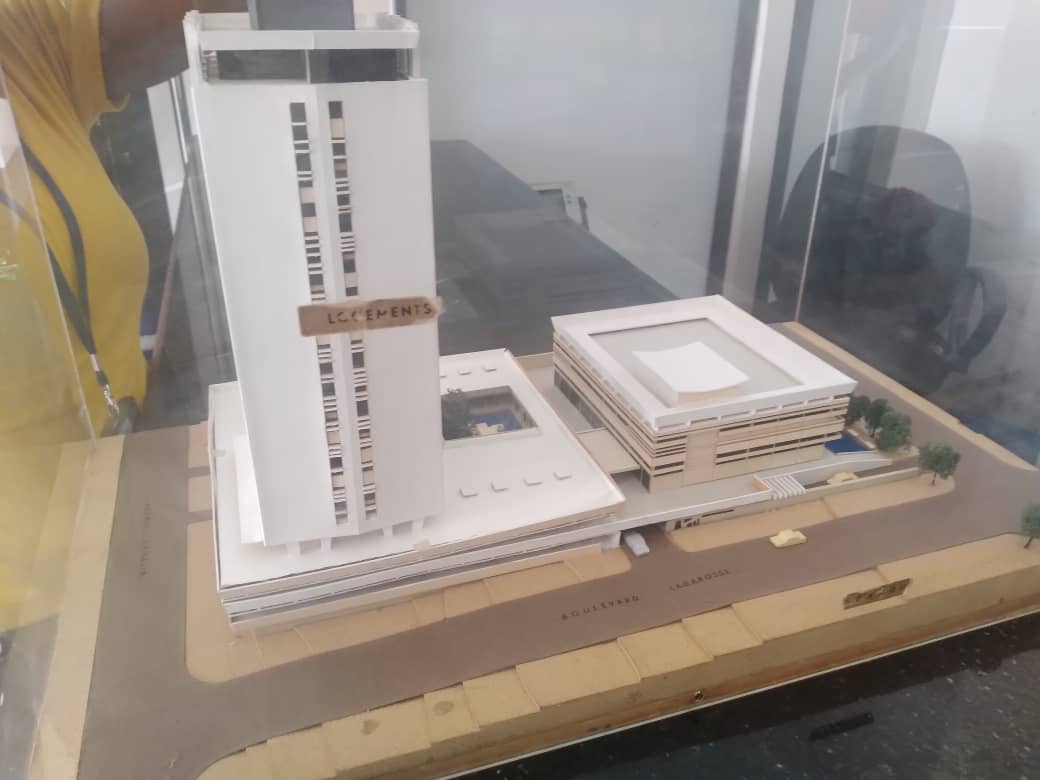 Abidjan plateau : Joli immeuble R+17 sur 2500m2 en vente Plateau rue des banques