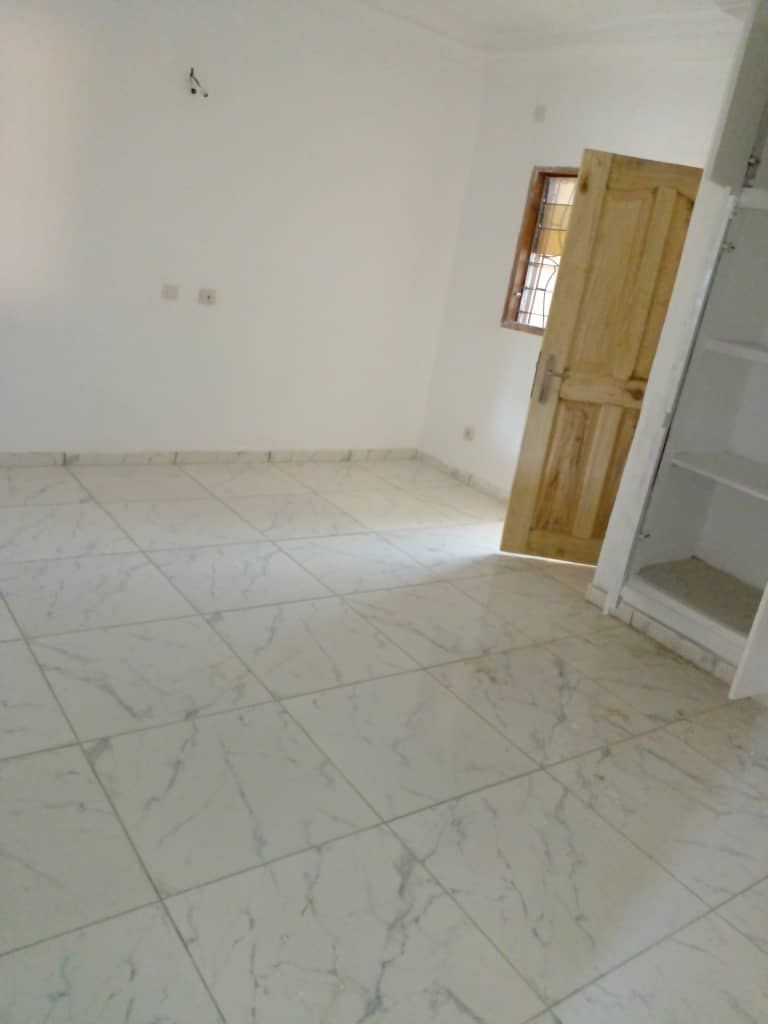 joli studio complet au 2e étage, balcon, dans cité angre château 130 000 meublé passe joli studio complet au 2e étage, balcon, dans cité angre château 130 000 meublé passe