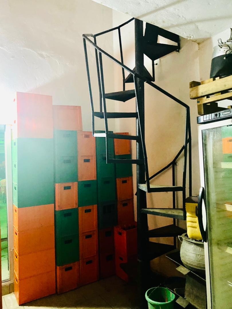 Angré djibi : Belle cave, restaurant, plein air à céder avec tout le contenu zone show