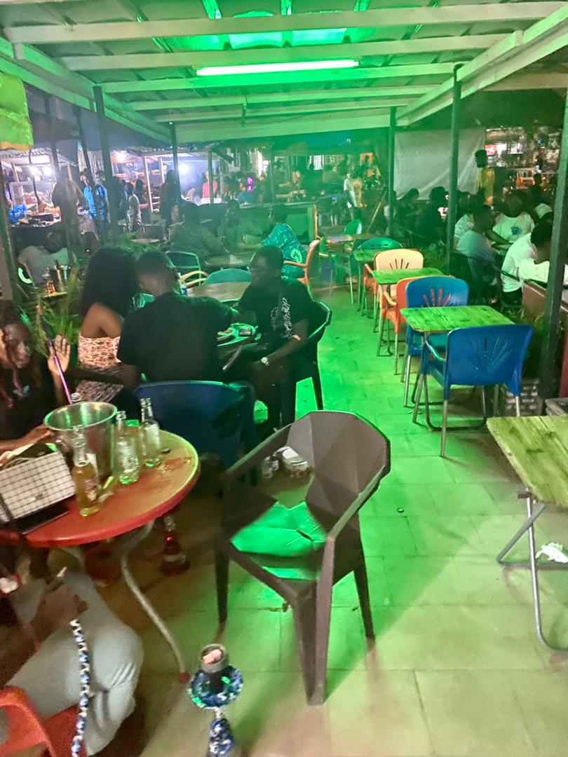 Angré djibi : Belle cave, restaurant, plein air à céder avec tout le contenu zone show