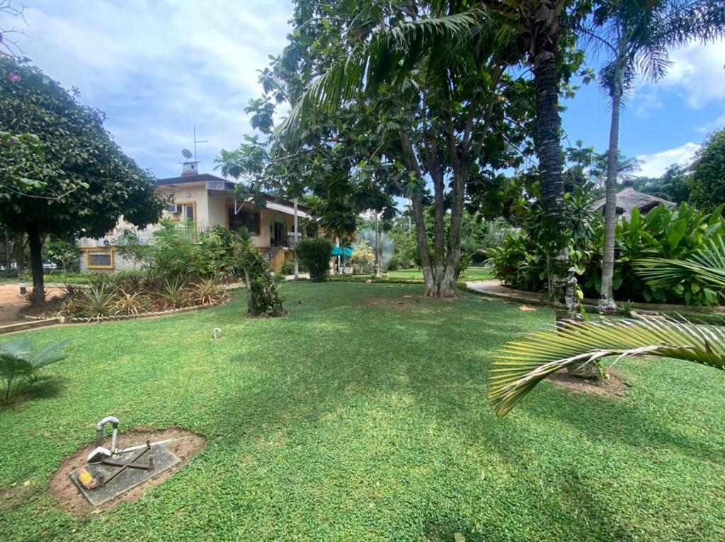 Cocody vers BNETP: Location d'un duplex 7 pièces +2 dép ( 2441m2), jardin, parking