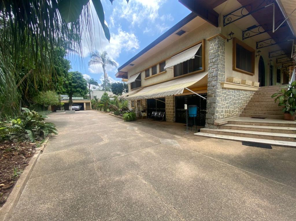 Cocody vers BNETP: Location d'un duplex 7 pièces +2 dép ( 2441m2), jardin, parking