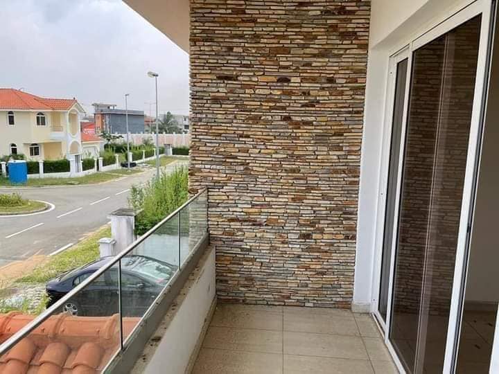 Cocody abatta sur la route cité camélia vente beau duplex 5pièces style usa