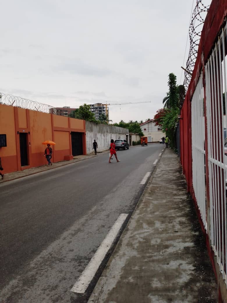 Abidjan Marocry zone4 dans environ rue lumière vente villa sur 840m2