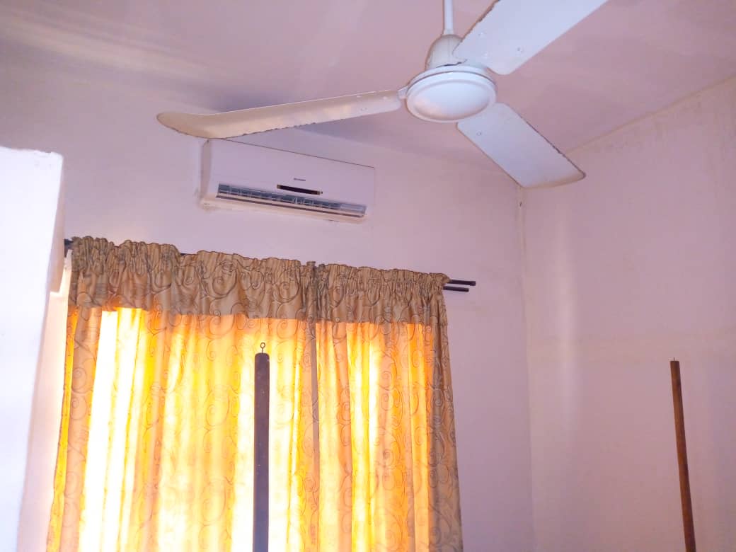 Location appartement meublé lumineux de 02 pièces à moindre coût avec l'eau et l'électricité gratuit