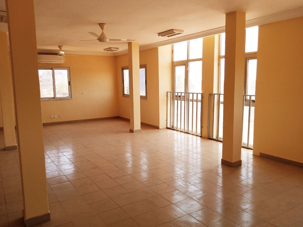 DES BUREAUX À LOUER SUR UN IMMEUBLE R+2 À OUAGADOUGOU QUARTIER CISSIN DES BUREAUX À LOUER SUR UN IMMEUBLE R+2 À OUAGADOUGOU QUARTIER CISSIN