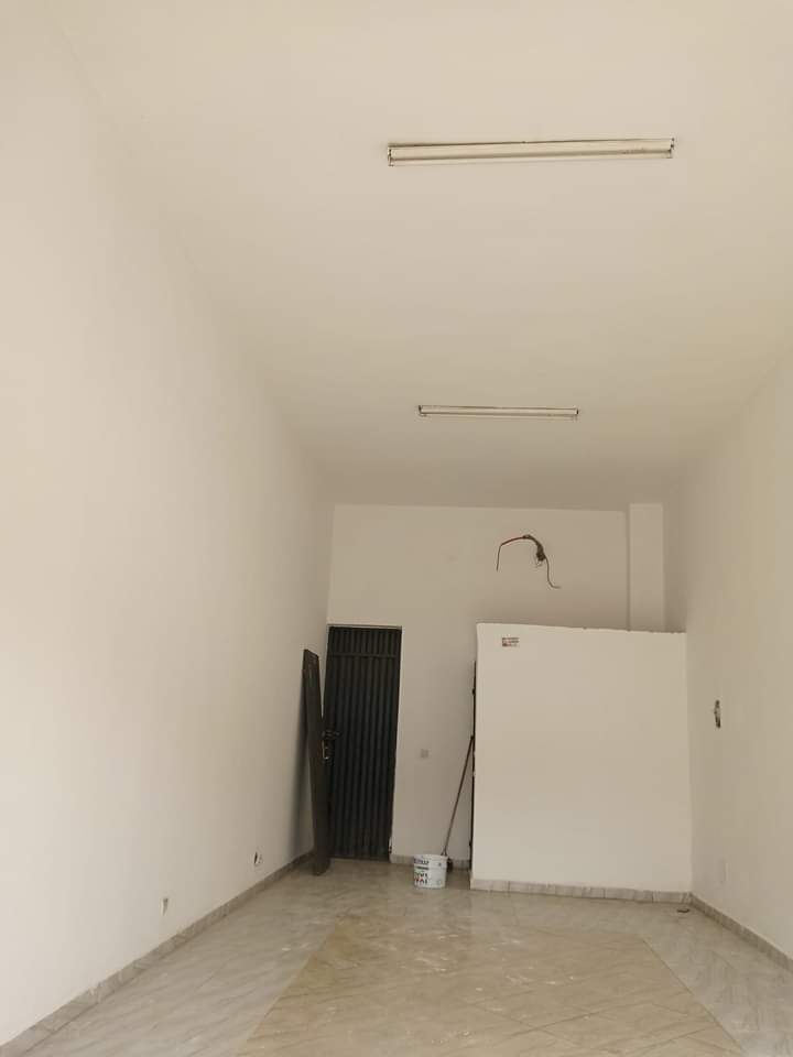 Grand magasin en bordure de voie principale à louer rivera faya route Abatta