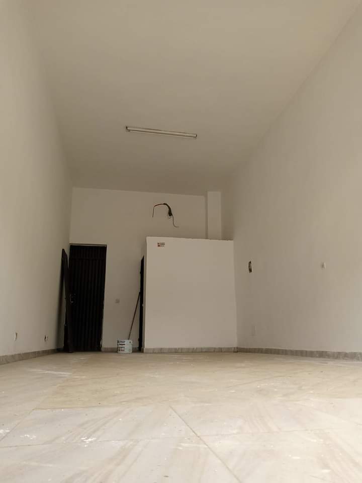 Grand magasin en bordure de voie principale à louer rivera faya route Abatta