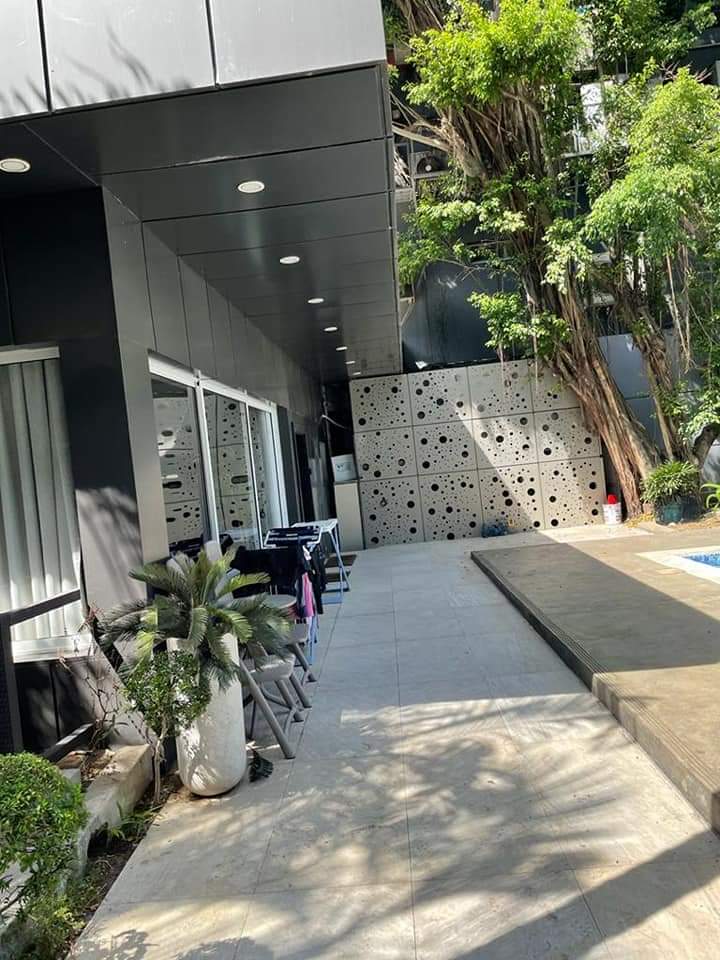 zone 4 boulevard de Marseille : Immeuble haut standing + villa avec piscine en vente