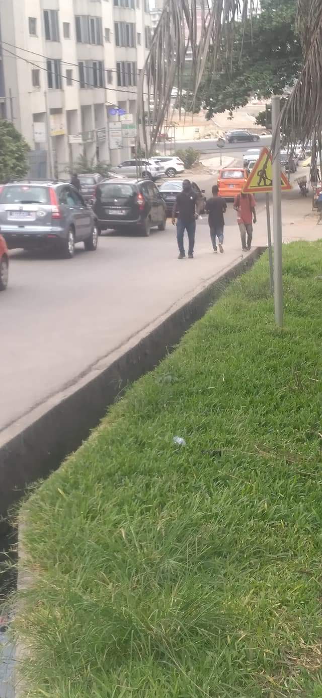 Cocody Danga : Terrain commercial de 1876m2 avec vielle bâtisse vers Pisam en vente Cocody Danga : Terrain commercial de 1876m2 avec vielle bâtisse vers Pisam en vente