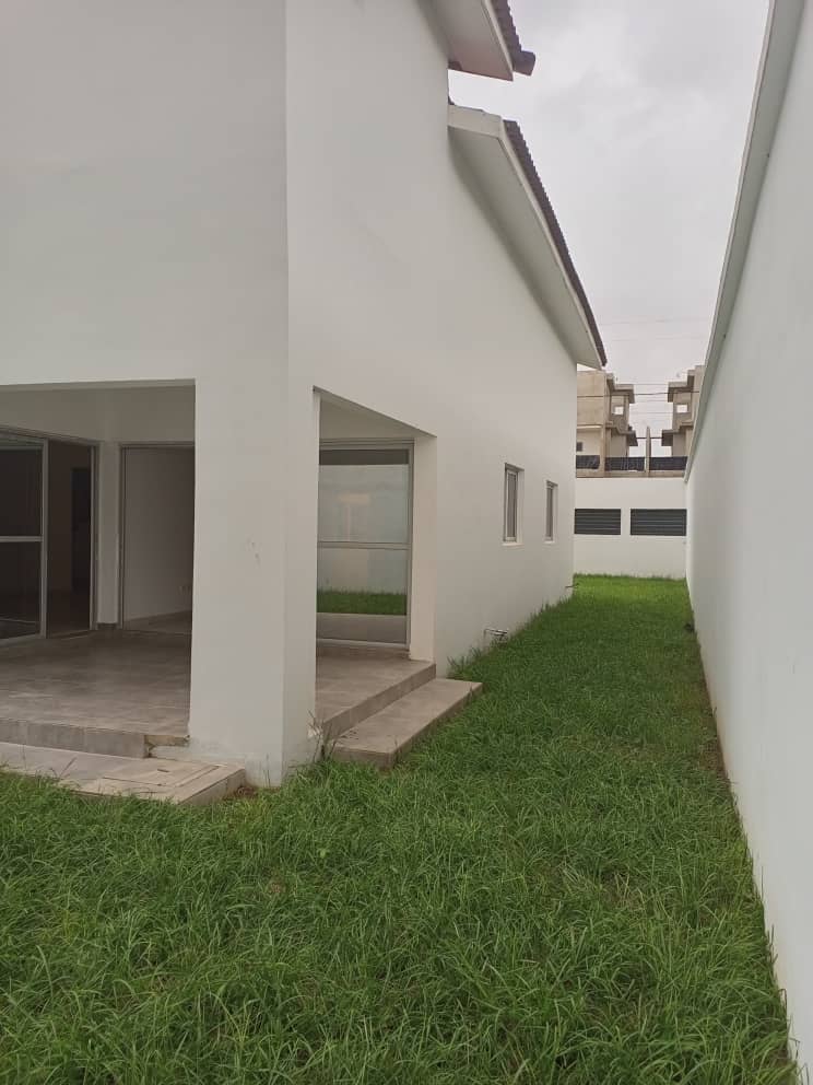 Cocody angre nouveau chu, belle villa Duplex de type 6 pièces, jardin, garage en vente sur 500m2